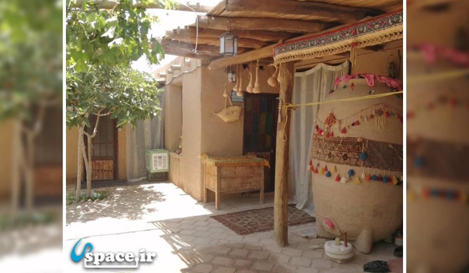 محوطه اقامتگاه بوم گردی حیات فیروزه ای - فیروزه - روستای تقی آباد سالار